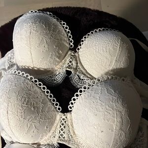 Victoria Secrets bras, Push up bras. In beige,very pretty & Sexy 🫶🏻🌟💄💋👛👜👚👙🩳